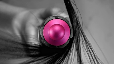 Притягивает и накручивает волосы